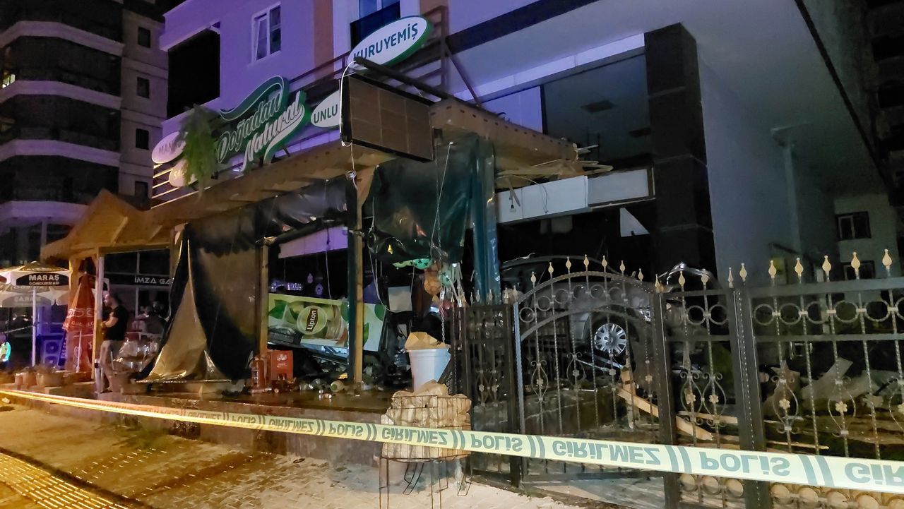 25 metre takla atan otomobil şarküteri dükkanına çarptı: 2 ölü 4
