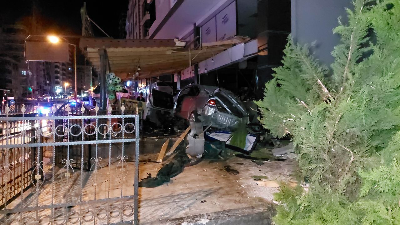 25 metre takla atan otomobil şarküteri dükkanına çarptı: 2 ölü 5