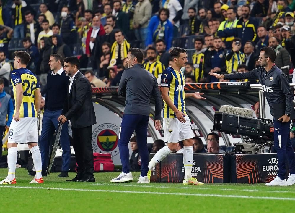 Fenerbahçe'de geçen sezon kadro dışı bırakılan Mesut Özil'den şok hareket! Öyle bir şey yaptı ki... 1