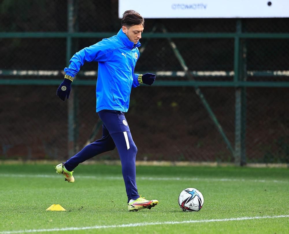 Fenerbahçe'de geçen sezon kadro dışı bırakılan Mesut Özil'den şok hareket! Öyle bir şey yaptı ki... 4