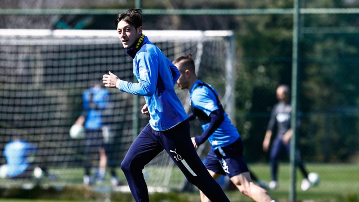 Fenerbahçe'de geçen sezon kadro dışı bırakılan Mesut Özil'den şok hareket! Öyle bir şey yaptı ki... 5