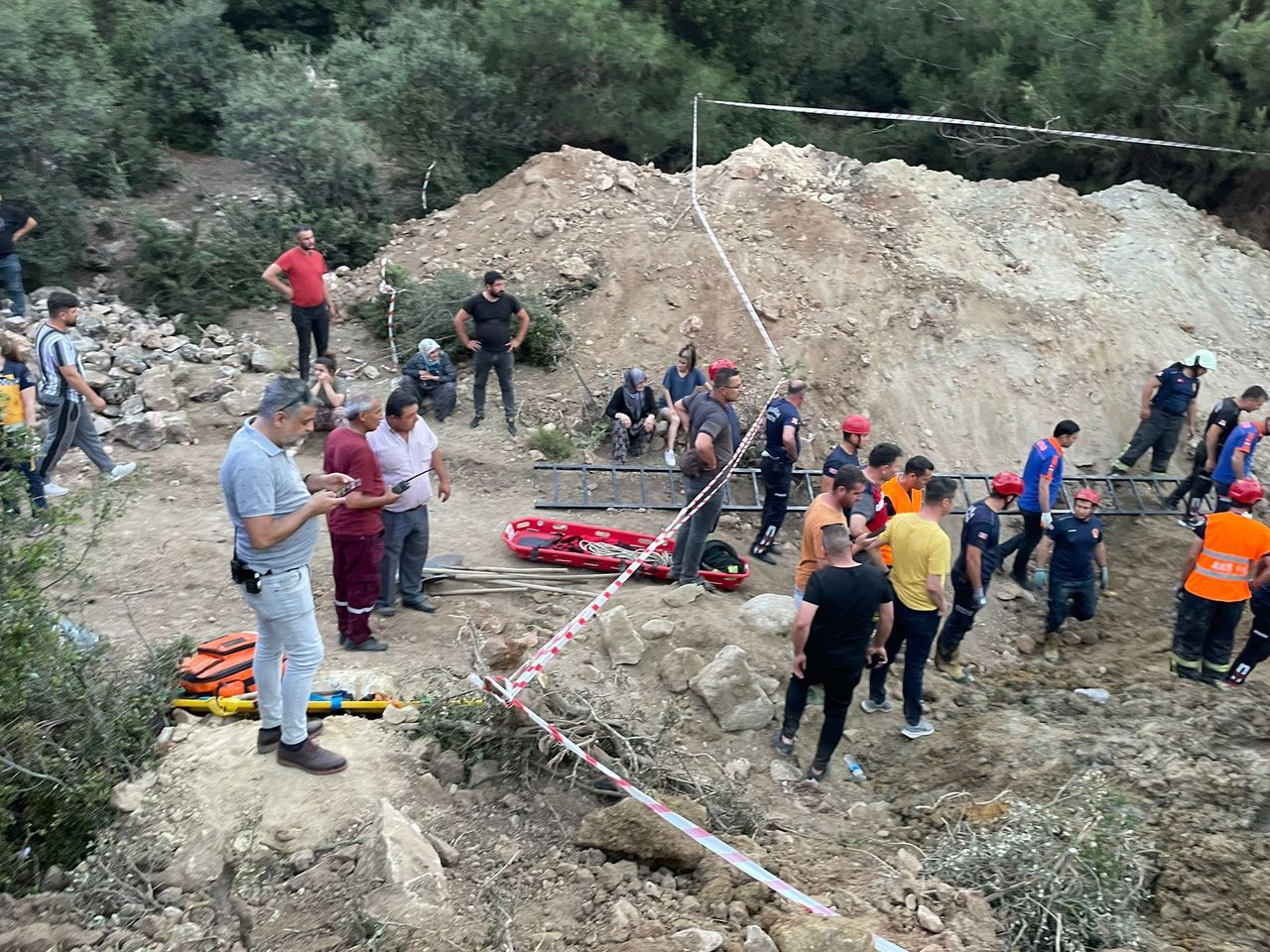 Manisa'da göçük! Hayvan içme suyu göleti inşaatında 3 kişi toprak altında kaldı 1