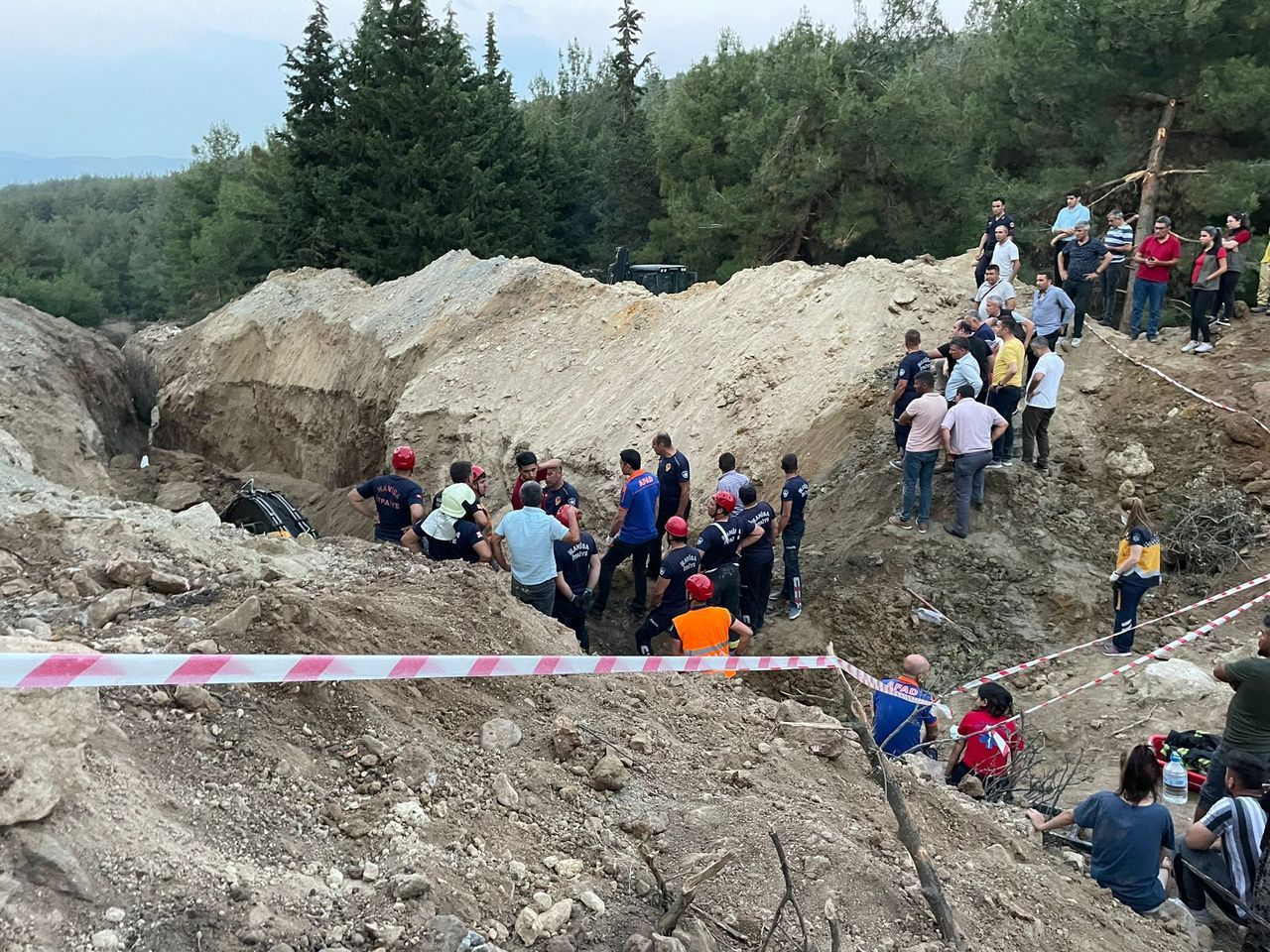 Manisa'da göçük! Hayvan içme suyu göleti inşaatında 3 kişi toprak altında kaldı 3