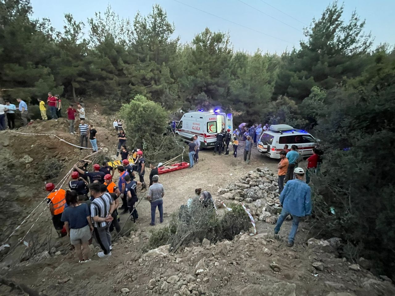 Manisa'da göçük! Hayvan içme suyu göleti inşaatında 3 kişi toprak altında kaldı 4
