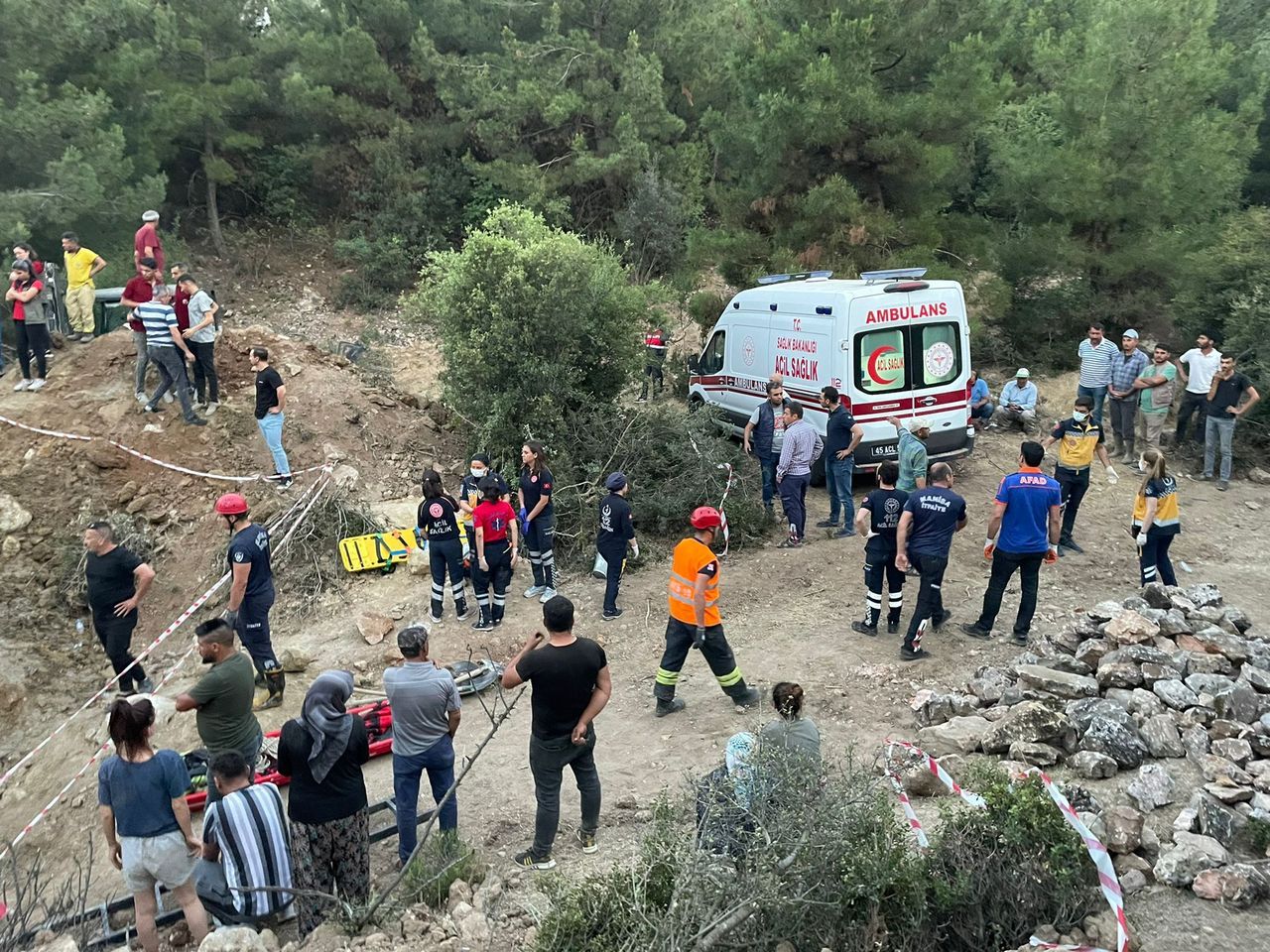 Manisa'da göçük! Hayvan içme suyu göleti inşaatında 3 kişi toprak altında kaldı 5