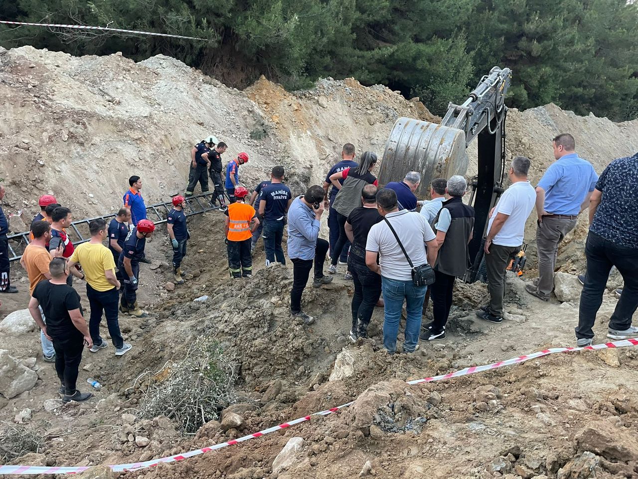 Manisa'da göçük! Hayvan içme suyu göleti inşaatında 3 kişi toprak altında kaldı 6