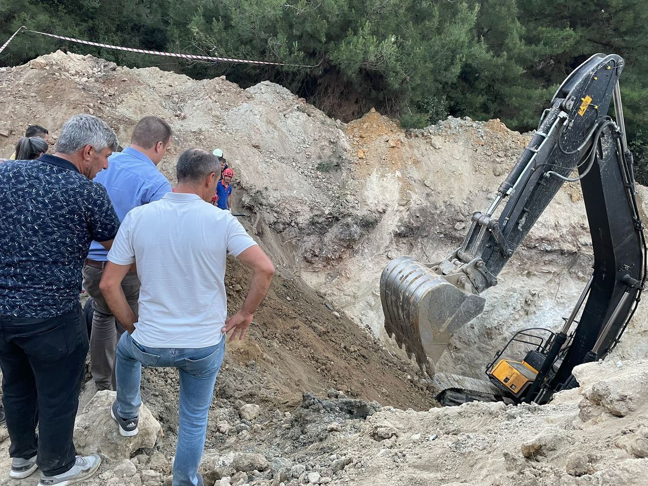 Manisa'da göçük! Hayvan içme suyu göleti inşaatında 3 kişi toprak altında kaldı 7