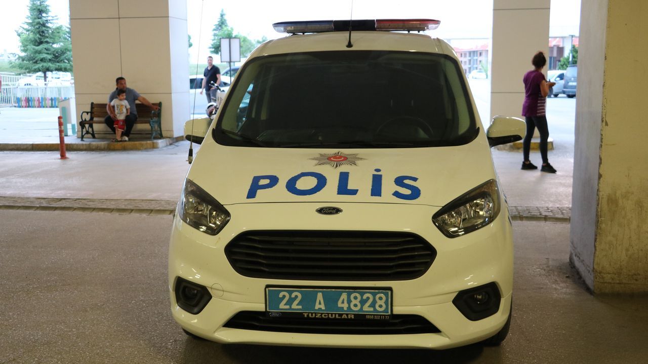 Eve benzin döküp ateşe verdi! Yaşlı annesini alevlerin içinde bırakıp kaçtı 6