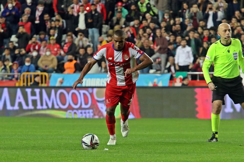 Galatasaray, Süper Lig ekibi Antalyaspor'a Fernando Martins için 1 milyon Euro teklif yapacak 4