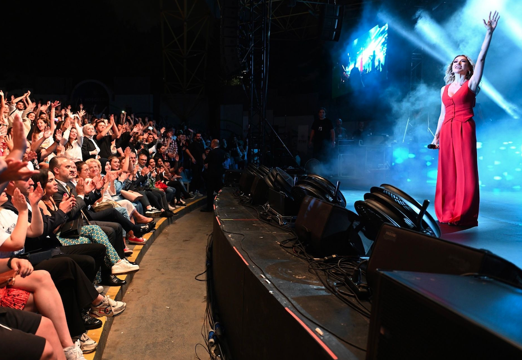 Hadise mini elbise ve iddialı mayolarına veda etti! Son konserindeki tarzı dikkat çekti 3