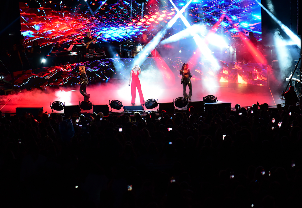 Hadise mini elbise ve iddialı mayolarına veda etti! Son konserindeki tarzı dikkat çekti 4