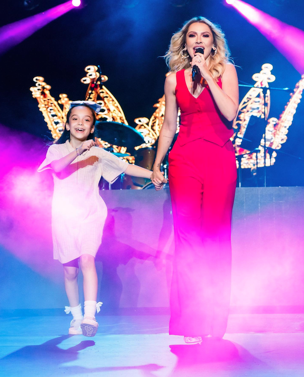Hadise mini elbise ve iddialı mayolarına veda etti! Son konserindeki tarzı dikkat çekti 6