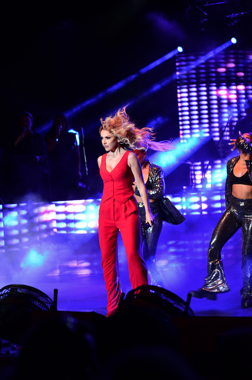 Hadise mini elbise ve iddialı mayolarına veda etti! Son konserindeki tarzı dikkat çekti 2