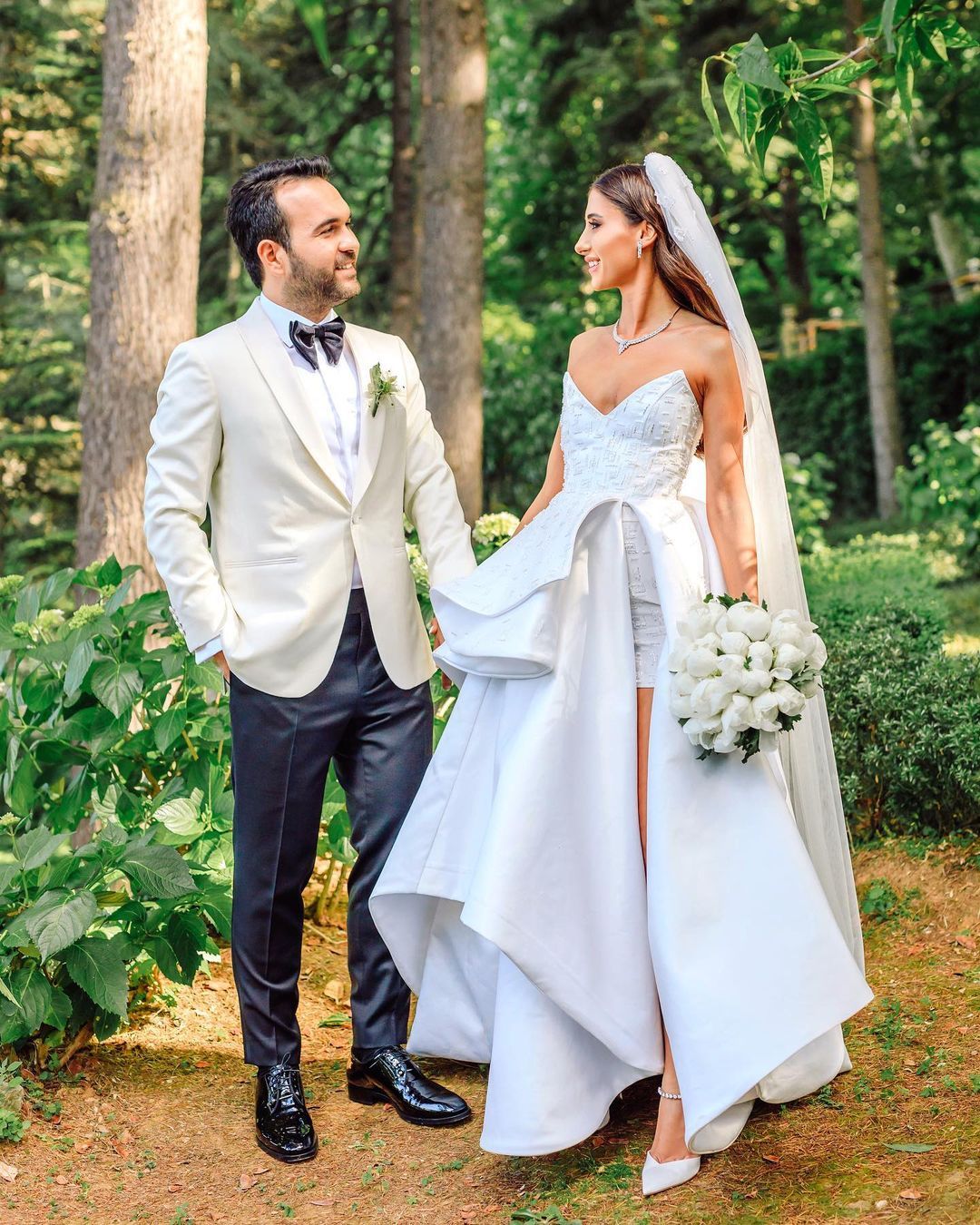 Okan Turan ile evlenen Katre Yırtıcı görkemli düğününden karelerini yayınladı 10