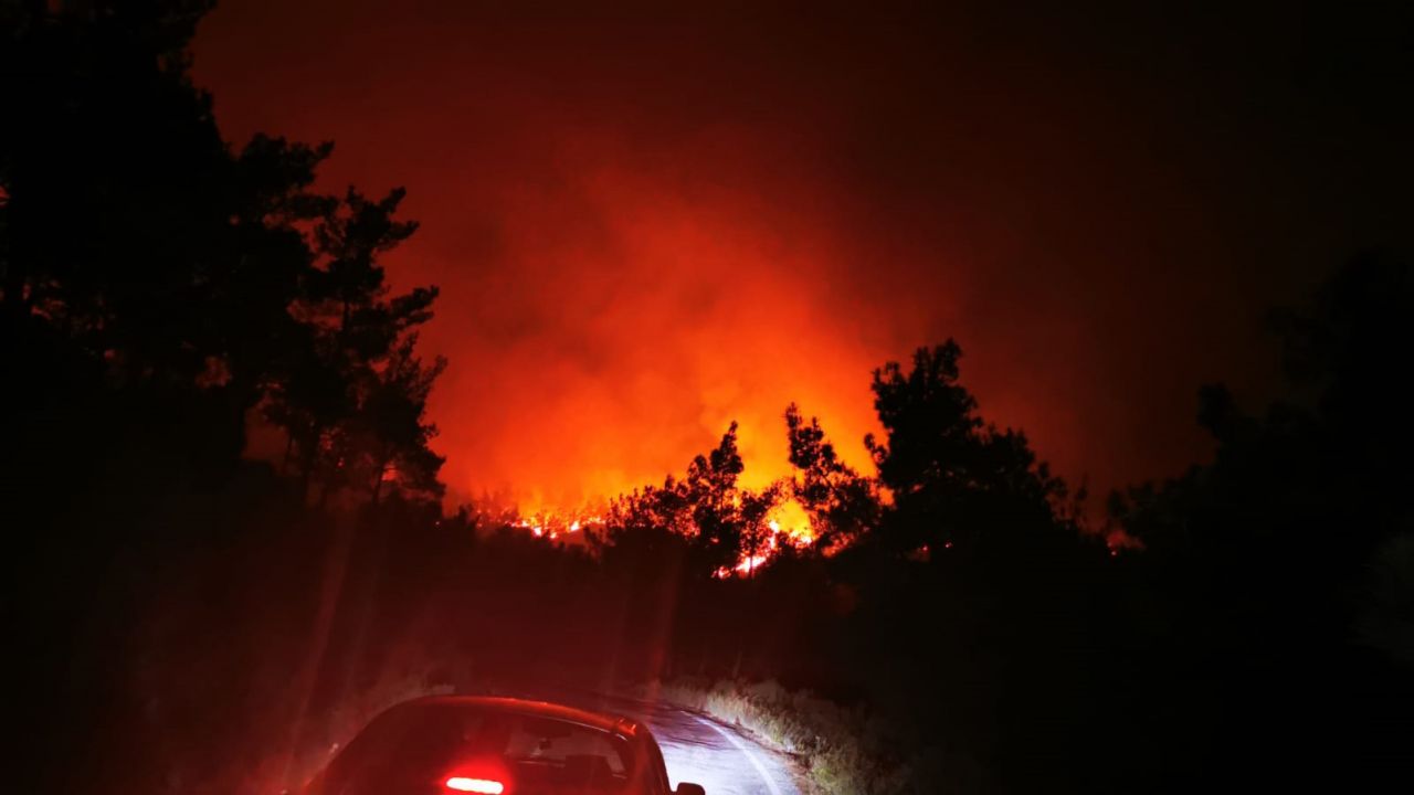 Marmaris'te orman yangının boyutu akşam karanlığında ortaya çıktı! Müdahale sürüyor 2