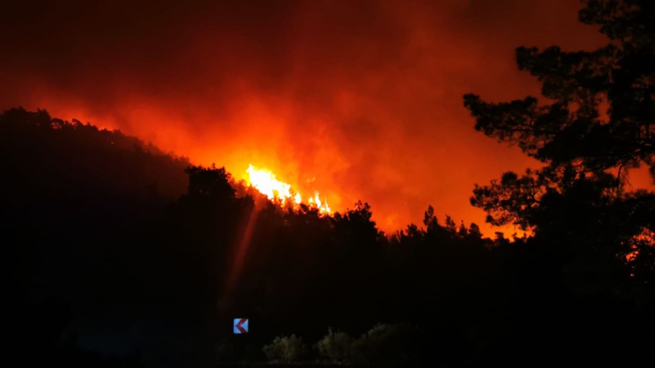Marmaris'te orman yangının boyutu akşam karanlığında ortaya çıktı! Müdahale sürüyor 1