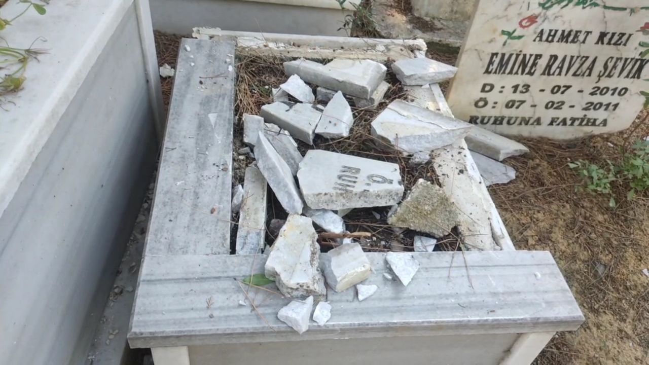 Kabristana balyozlu saldırı! Bebek mezarlarının taşlarını parçaladılar 1