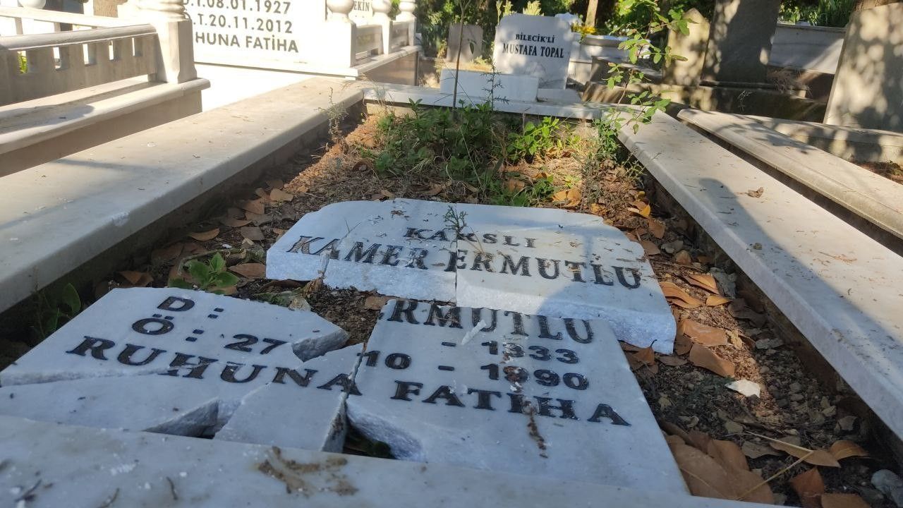 Kabristana balyozlu saldırı! Bebek mezarlarının taşlarını parçaladılar 2