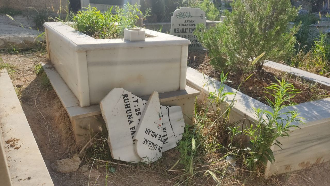 Kabristana balyozlu saldırı! Bebek mezarlarının taşlarını parçaladılar 3