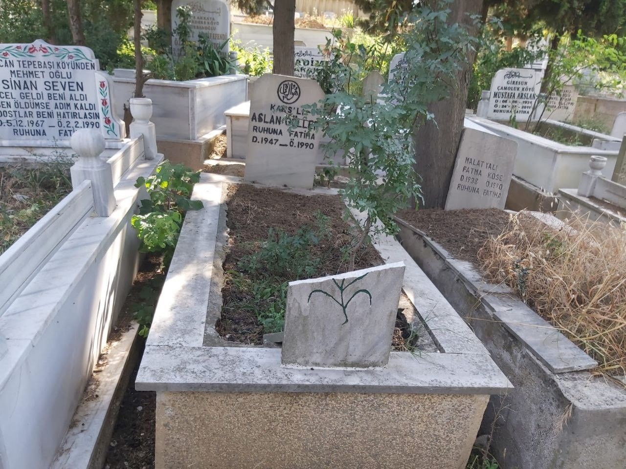 Kabristana balyozlu saldırı! Bebek mezarlarının taşlarını parçaladılar 4