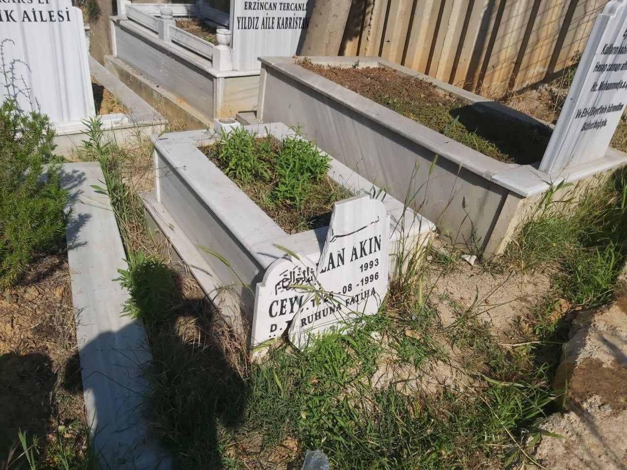 Kabristana balyozlu saldırı! Bebek mezarlarının taşlarını parçaladılar 5