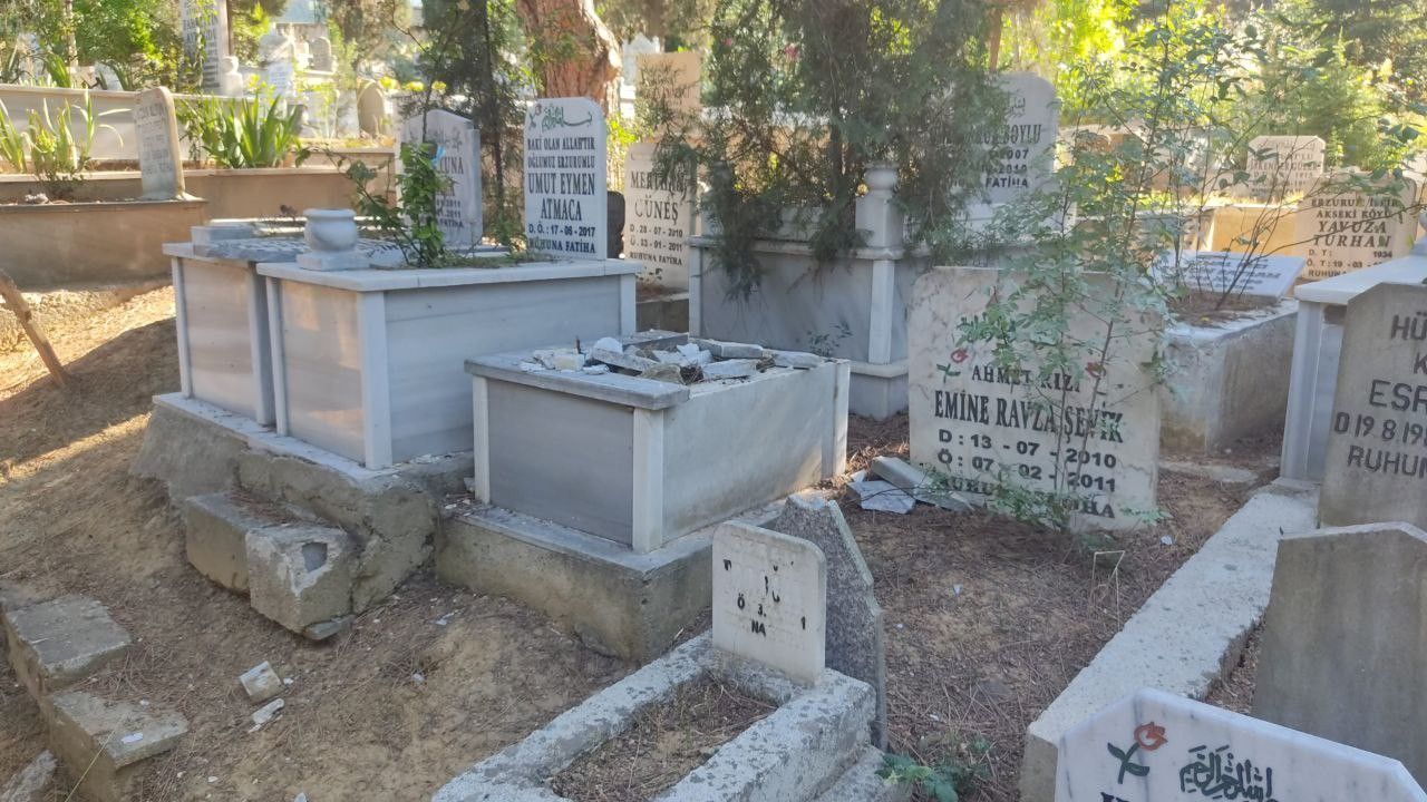 Kabristana balyozlu saldırı! Bebek mezarlarının taşlarını parçaladılar 6