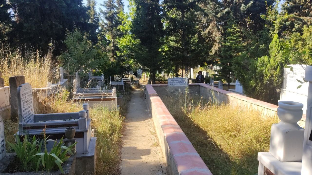 Kabristana balyozlu saldırı! Bebek mezarlarının taşlarını parçaladılar 7