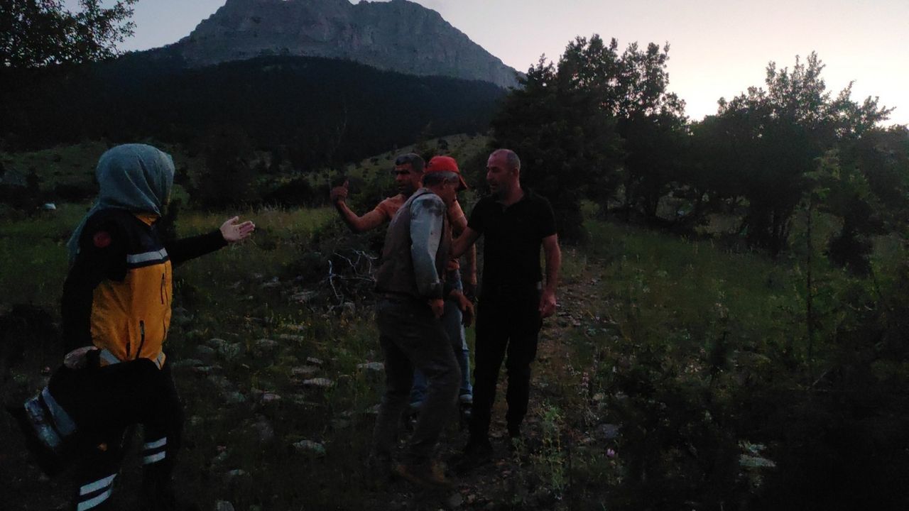 Yeğeni arazide amcasını vurdu! Ekipler yaralıya 2 kilometrelik yürüyüşle ulaştı 1