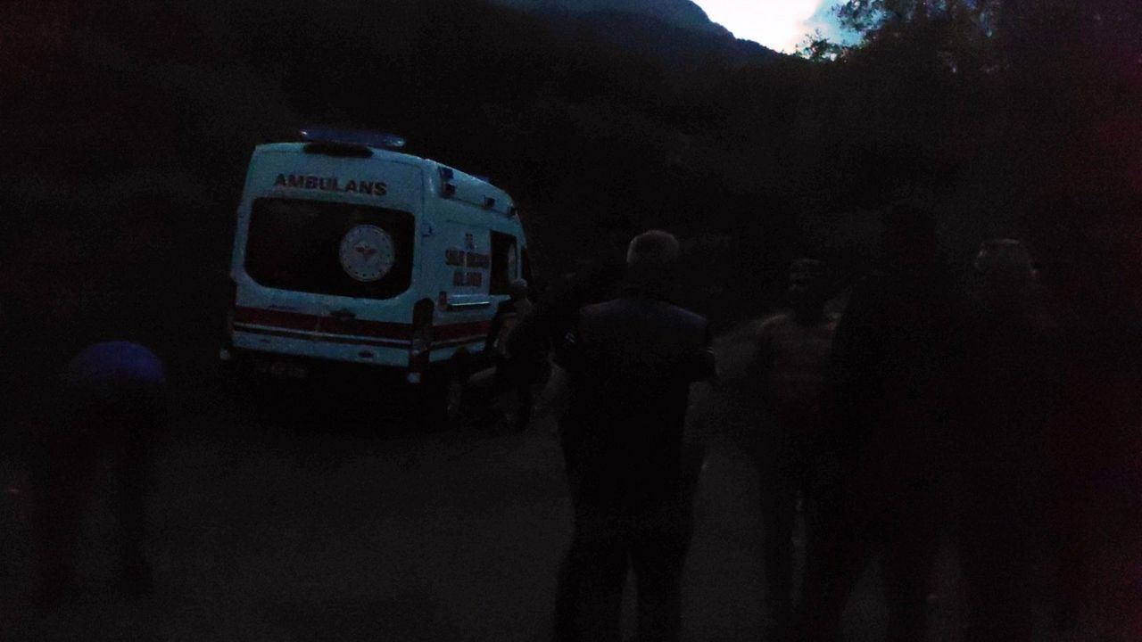 Yeğeni arazide amcasını vurdu! Ekipler yaralıya 2 kilometrelik yürüyüşle ulaştı 2