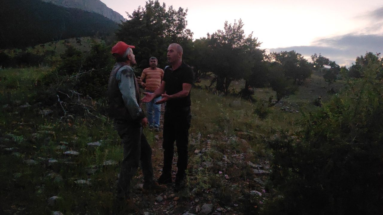 Yeğeni arazide amcasını vurdu! Ekipler yaralıya 2 kilometrelik yürüyüşle ulaştı 3