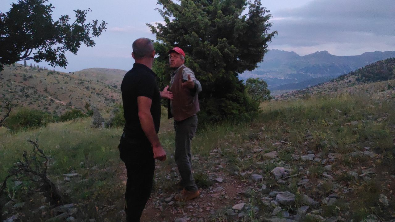 Yeğeni arazide amcasını vurdu! Ekipler yaralıya 2 kilometrelik yürüyüşle ulaştı 4