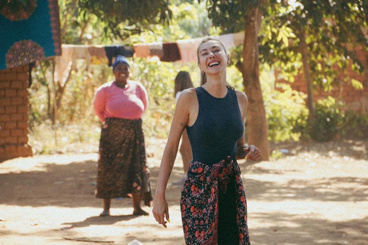 Şeyma Subaşı bu kez takdir topladı! Afrika'da yetim çocuklarla bir araya geldi 11