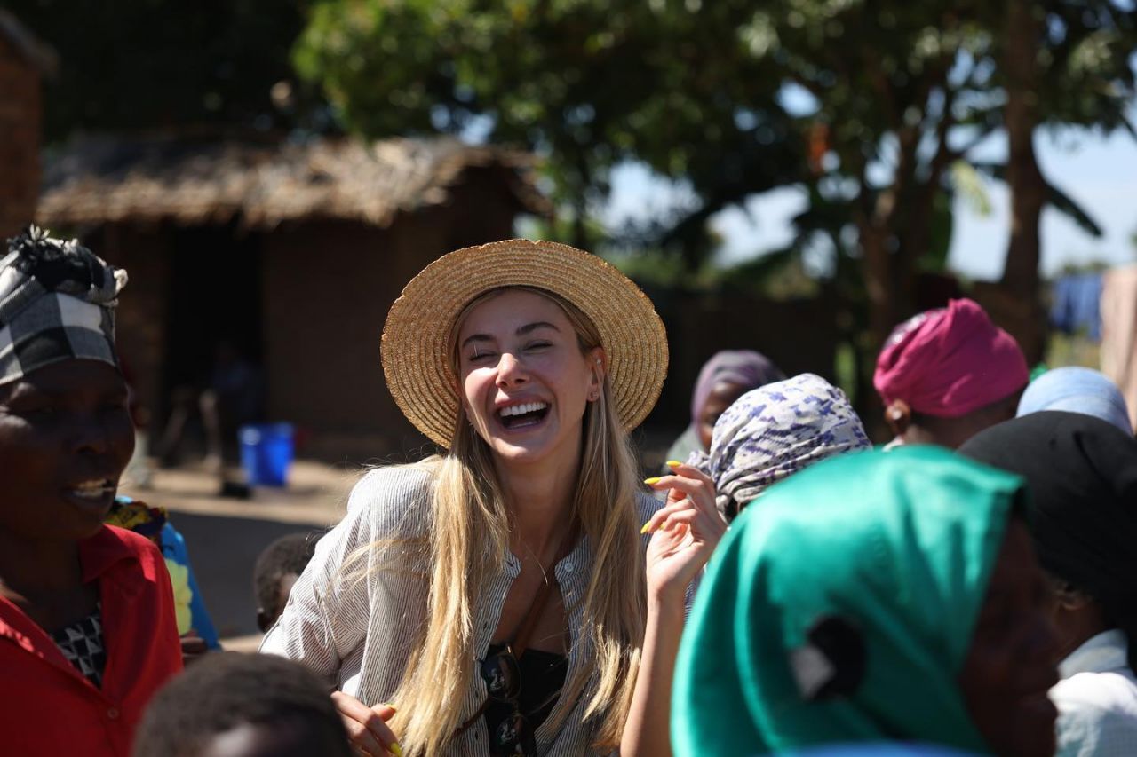 Şeyma Subaşı bu kez takdir topladı! Afrika'da yetim çocuklarla bir araya geldi 3