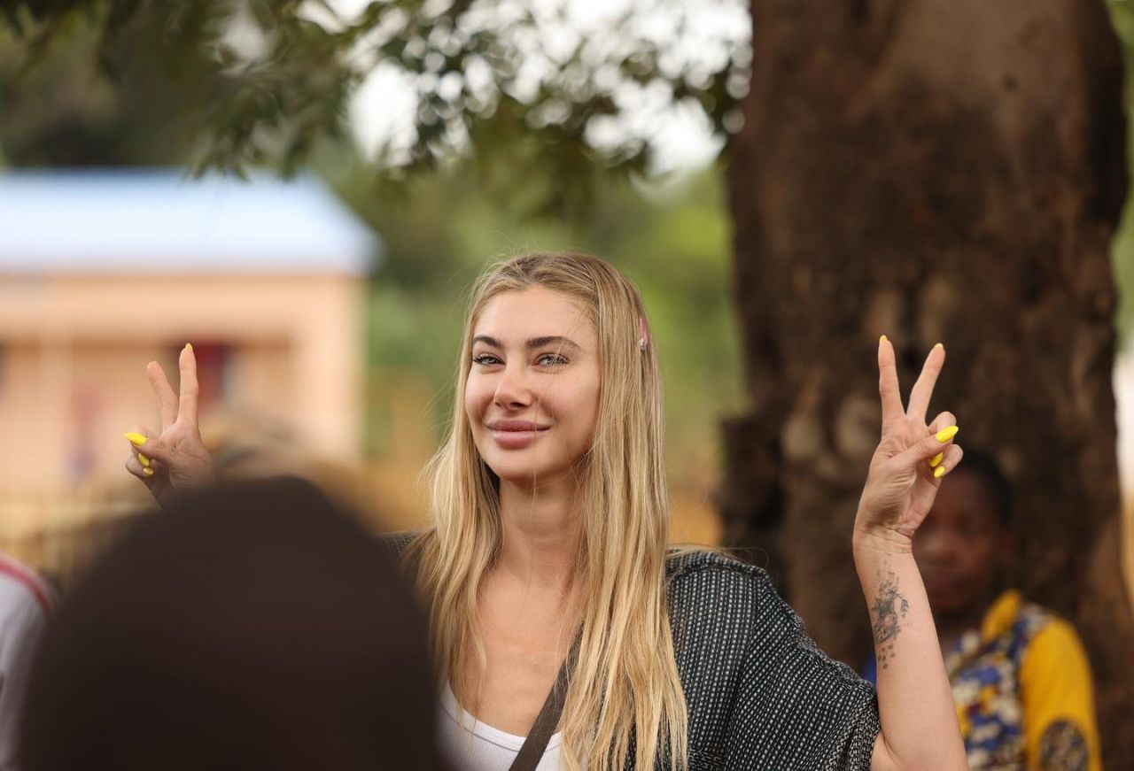 Şeyma Subaşı bu kez takdir topladı! Afrika'da yetim çocuklarla bir araya geldi 24