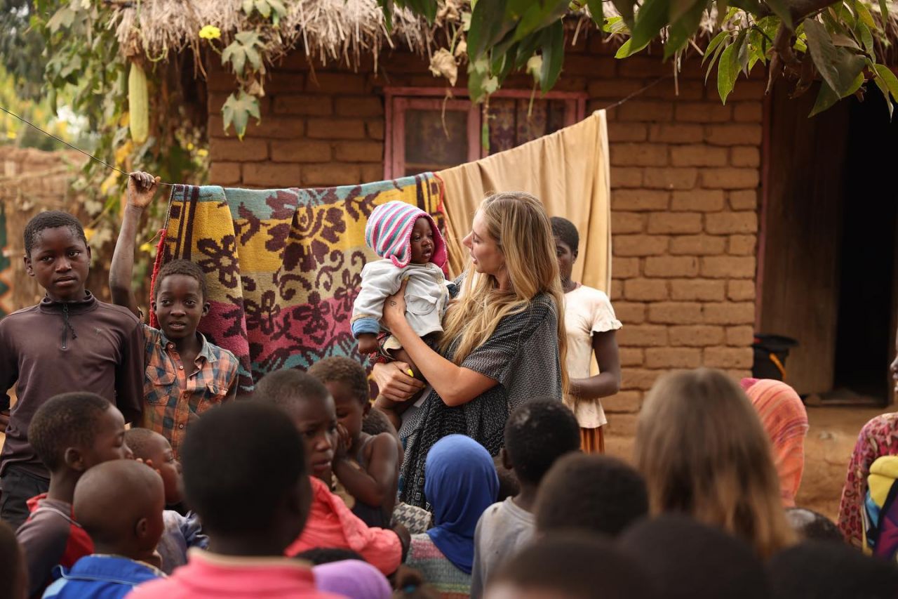 Şeyma Subaşı bu kez takdir topladı! Afrika'da yetim çocuklarla bir araya geldi 18