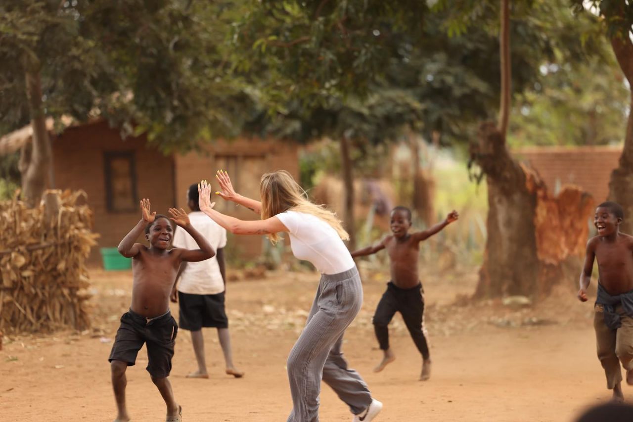 Şeyma Subaşı bu kez takdir topladı! Afrika'da yetim çocuklarla bir araya geldi 17