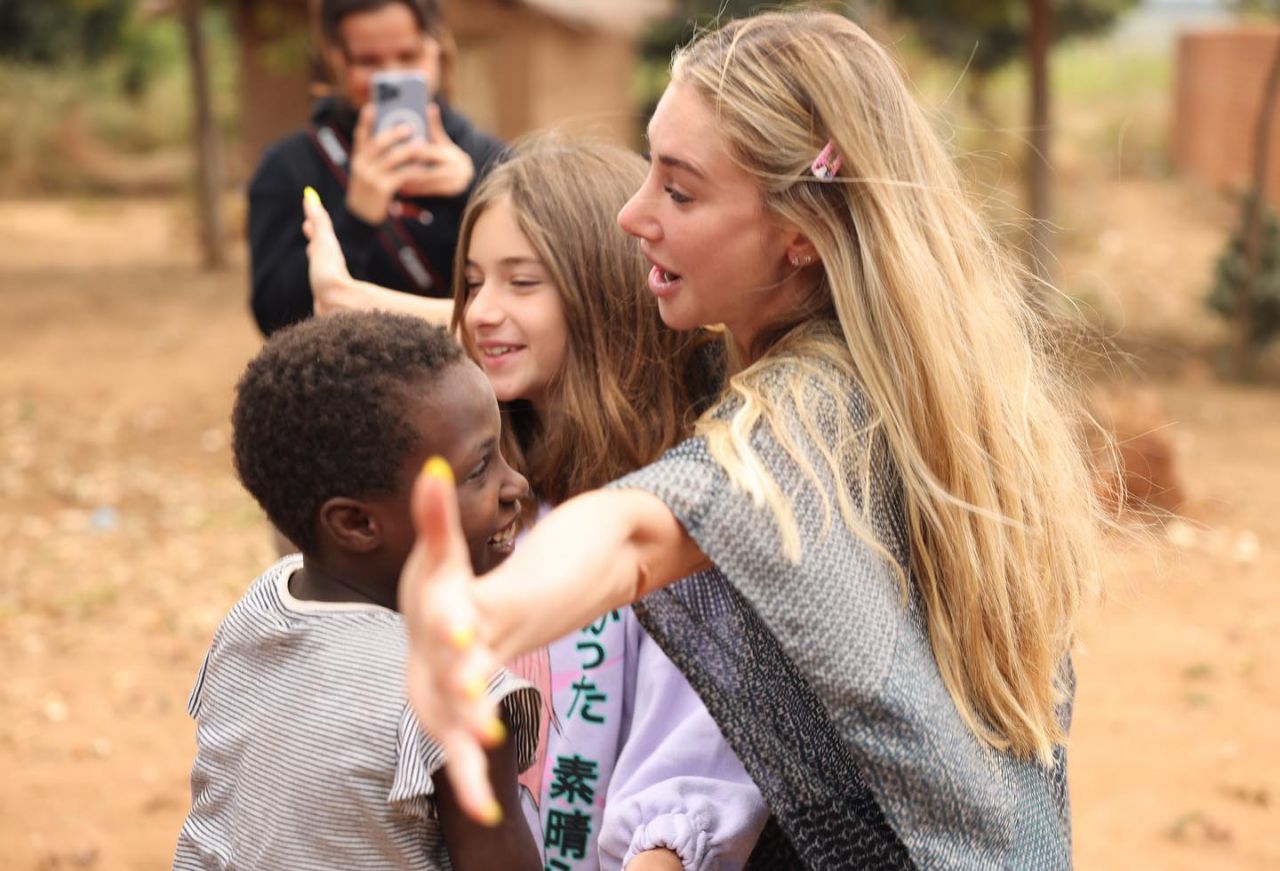 Şeyma Subaşı bu kez takdir topladı! Afrika'da yetim çocuklarla bir araya geldi 23