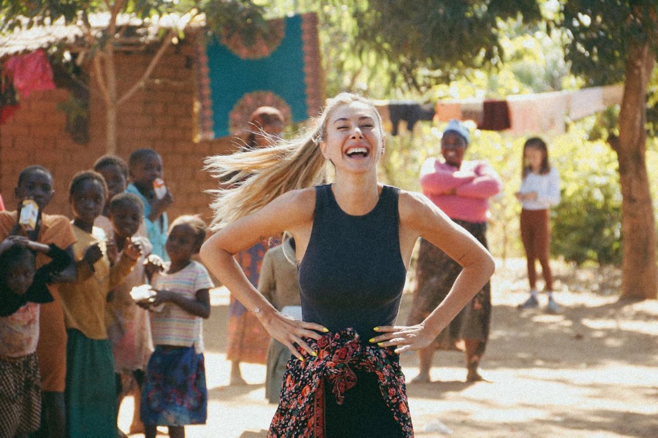 Şeyma Subaşı bu kez takdir topladı! Afrika'da yetim çocuklarla bir araya geldi 10