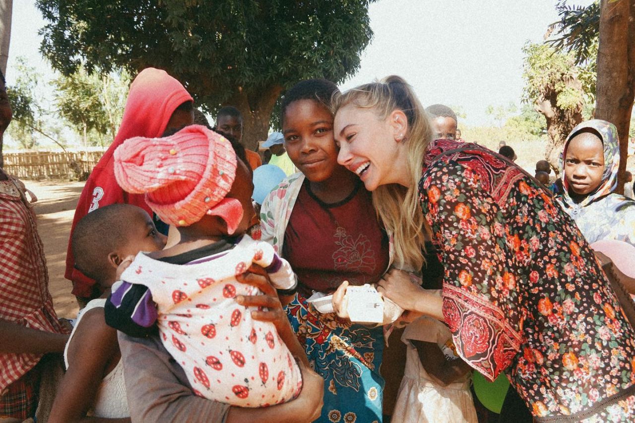 Şeyma Subaşı bu kez takdir topladı! Afrika'da yetim çocuklarla bir araya geldi 15