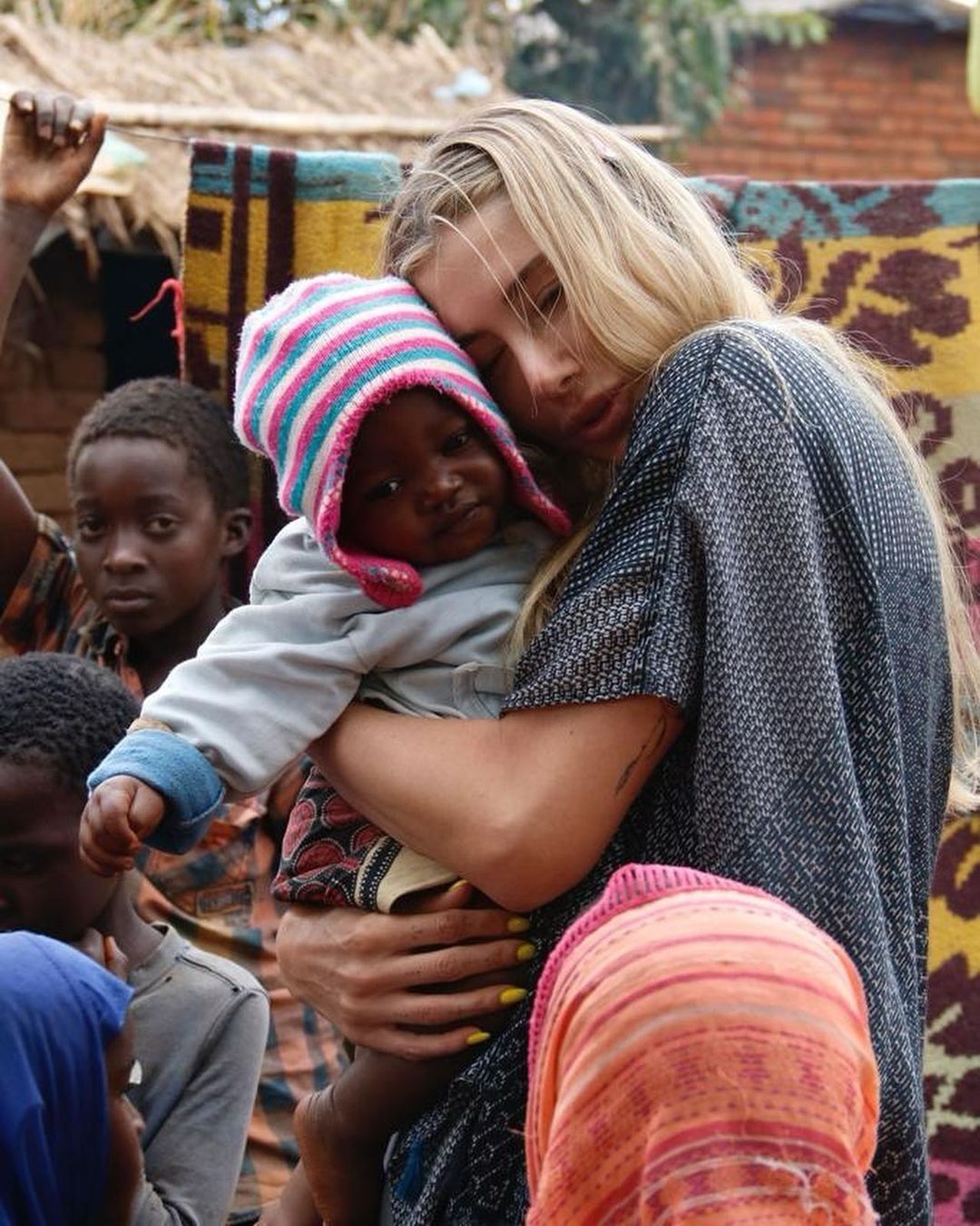 Şeyma Subaşı bu kez takdir topladı! Afrika'da yetim çocuklarla bir araya geldi 30