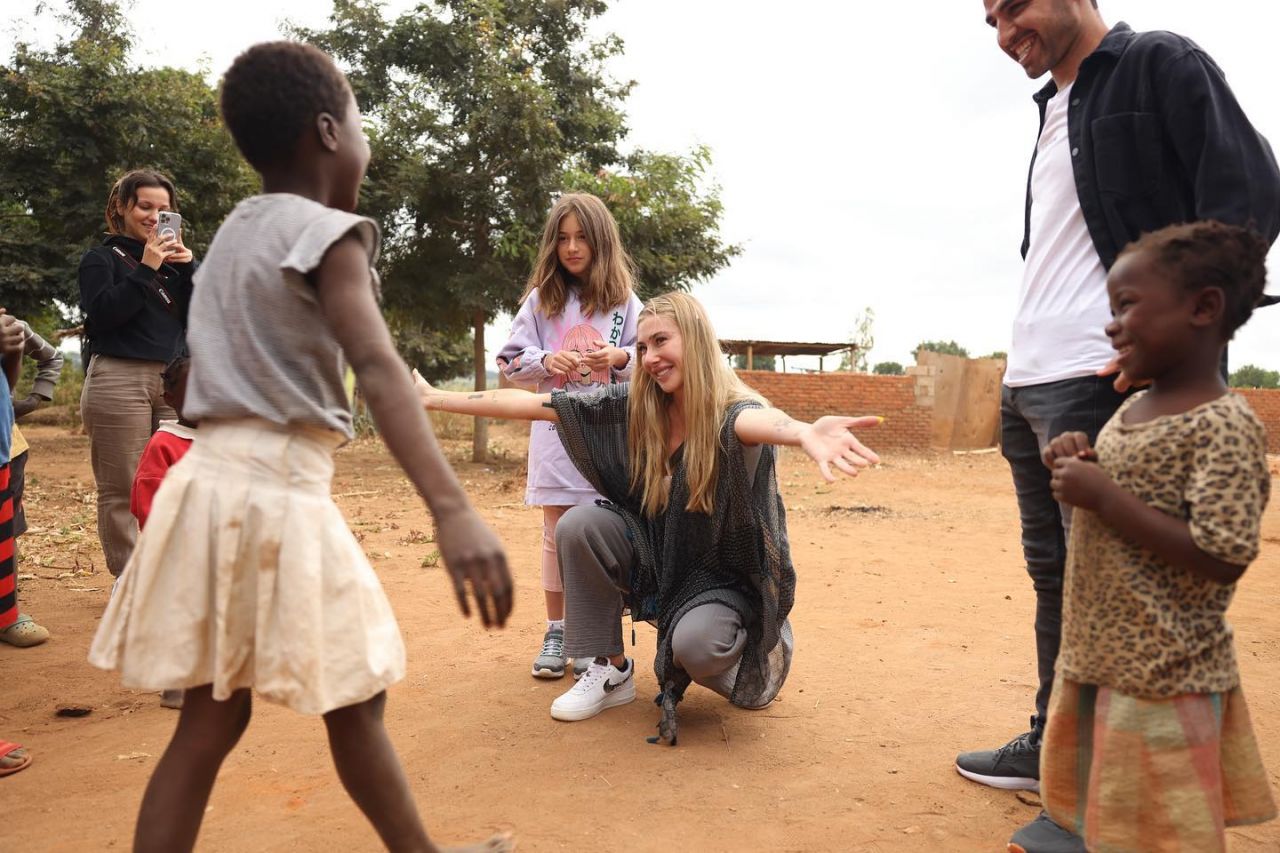 Şeyma Subaşı bu kez takdir topladı! Afrika'da yetim çocuklarla bir araya geldi 21