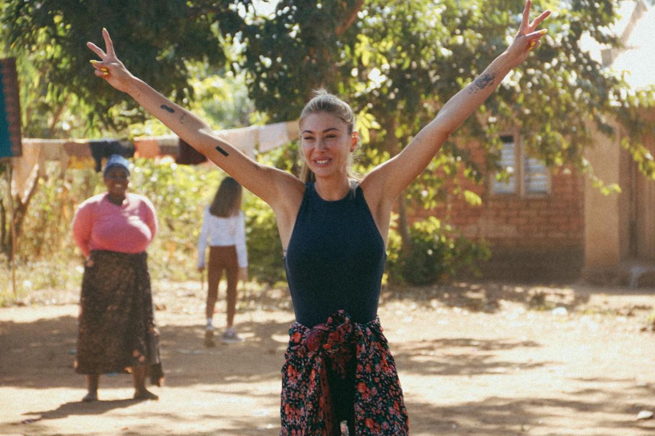Şeyma Subaşı bu kez takdir topladı! Afrika'da yetim çocuklarla bir araya geldi 8