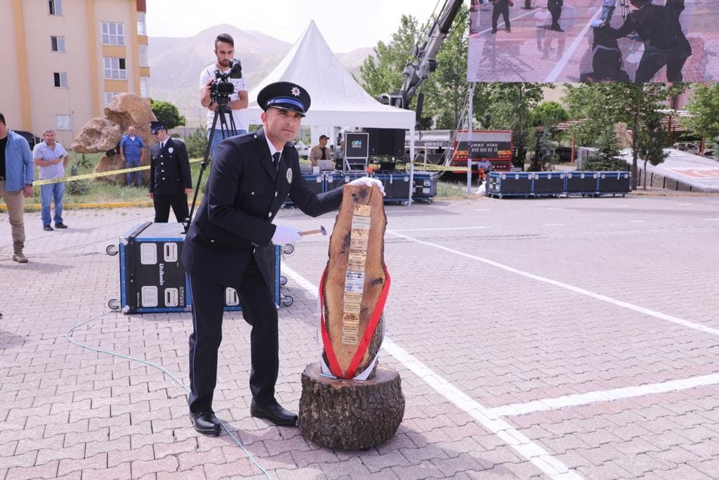 POMEM Bitlis'te mezunlarını verdi 3
