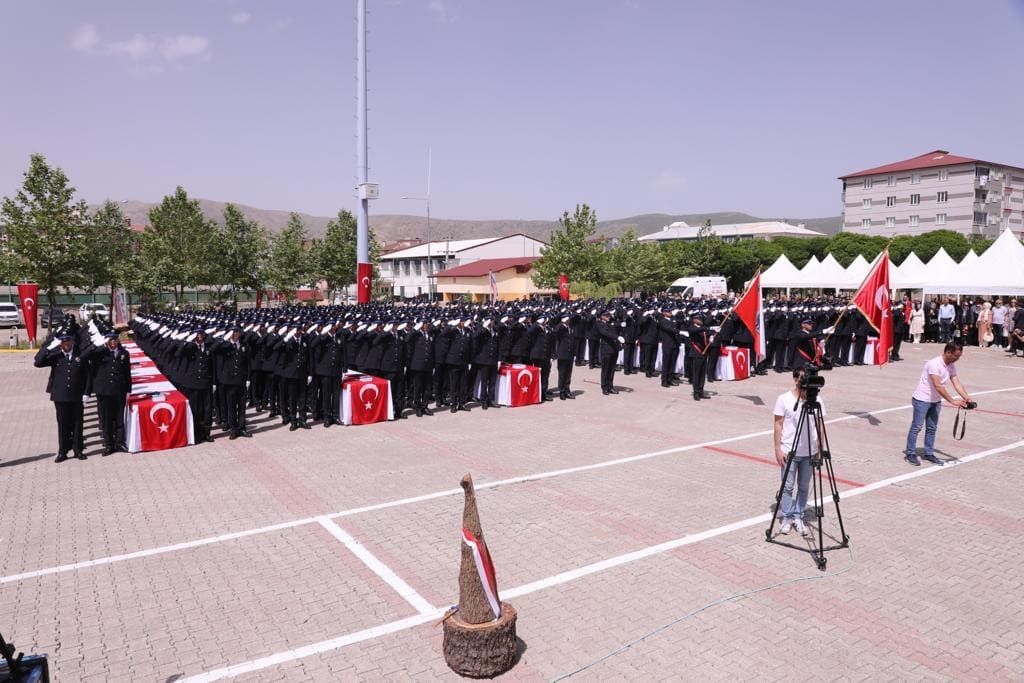 POMEM Bitlis'te mezunlarını verdi 4