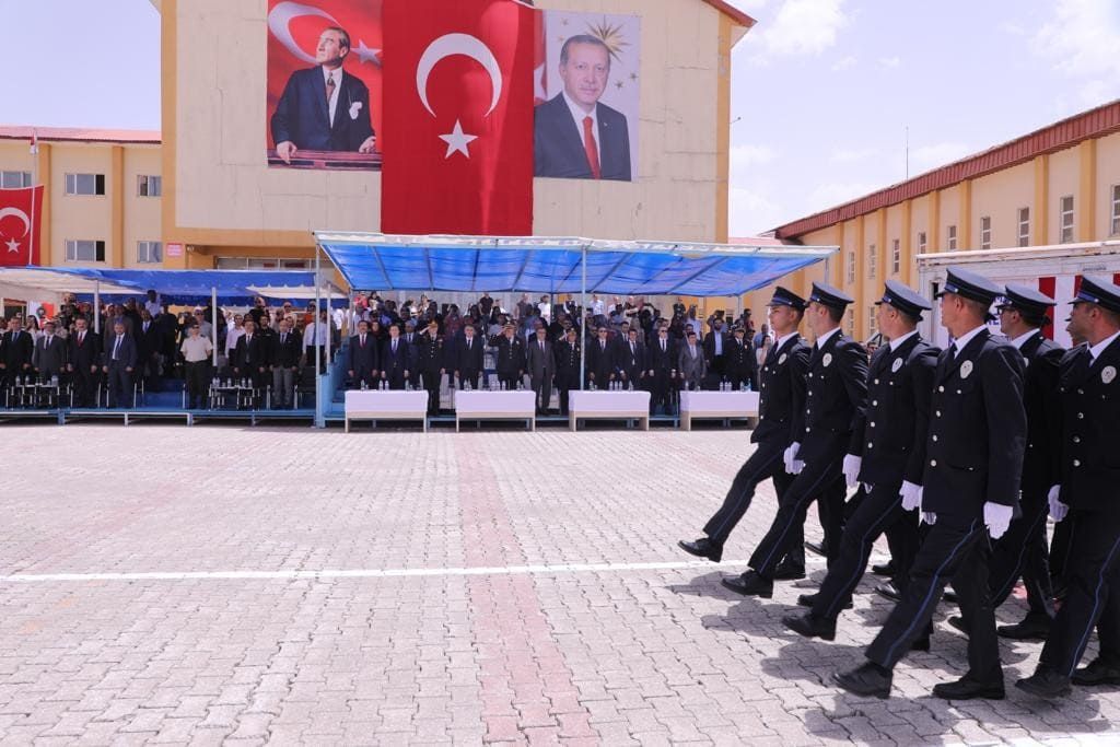 POMEM Bitlis'te mezunlarını verdi 10