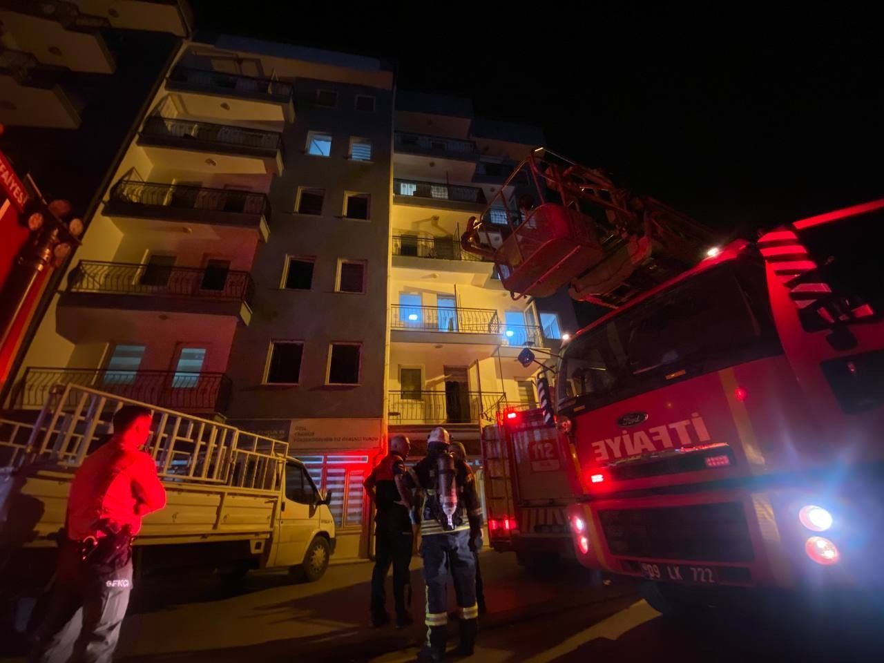 Kız öğrenci yurdunda yangın paniği! Öğrenciler kendilerini sokağa zor attı 1