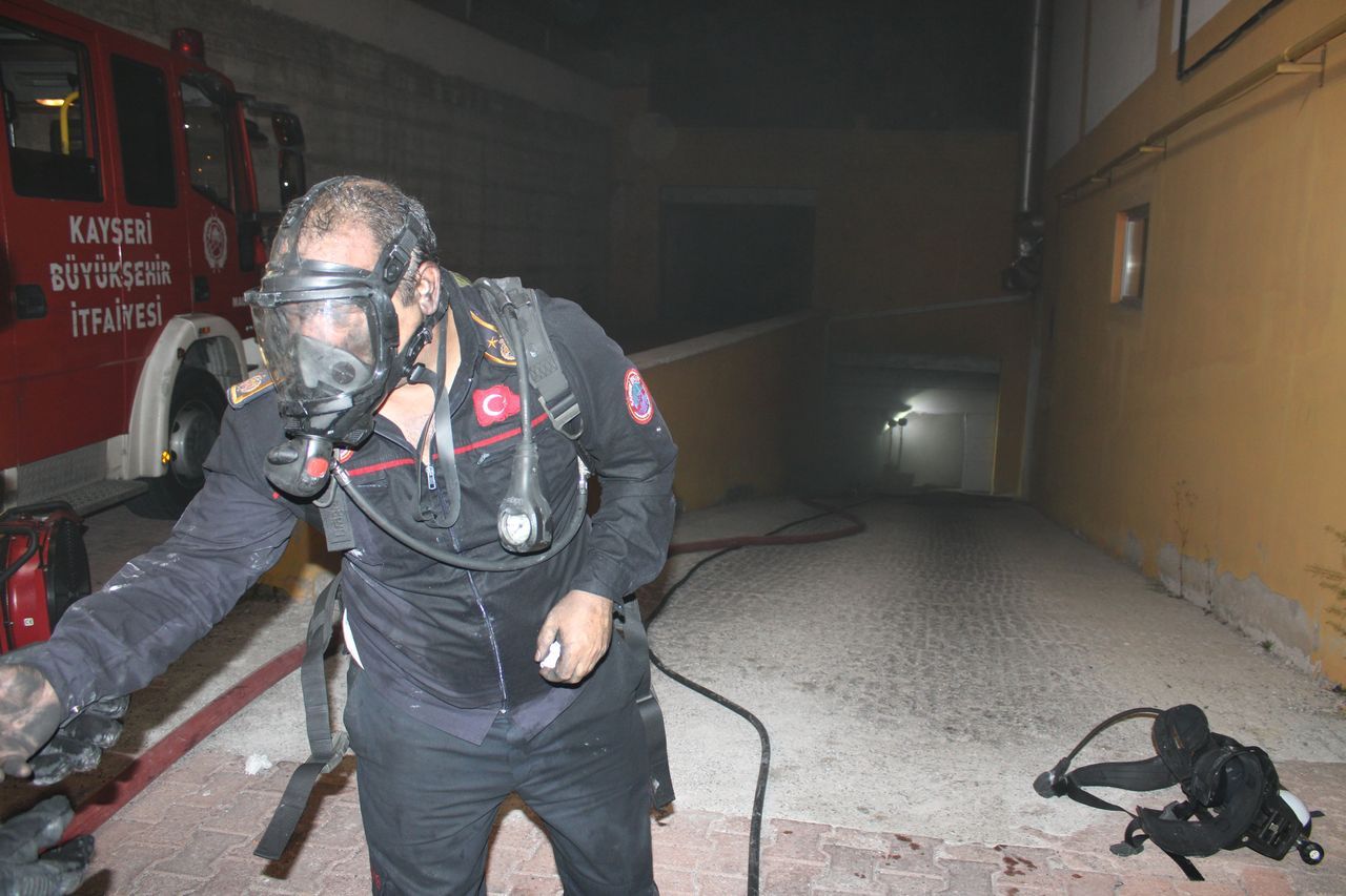 Kayseri'de 14 katlı binada yangın! 30 kişi tahliye edildi, 16 kişi hastanelik oldu 3