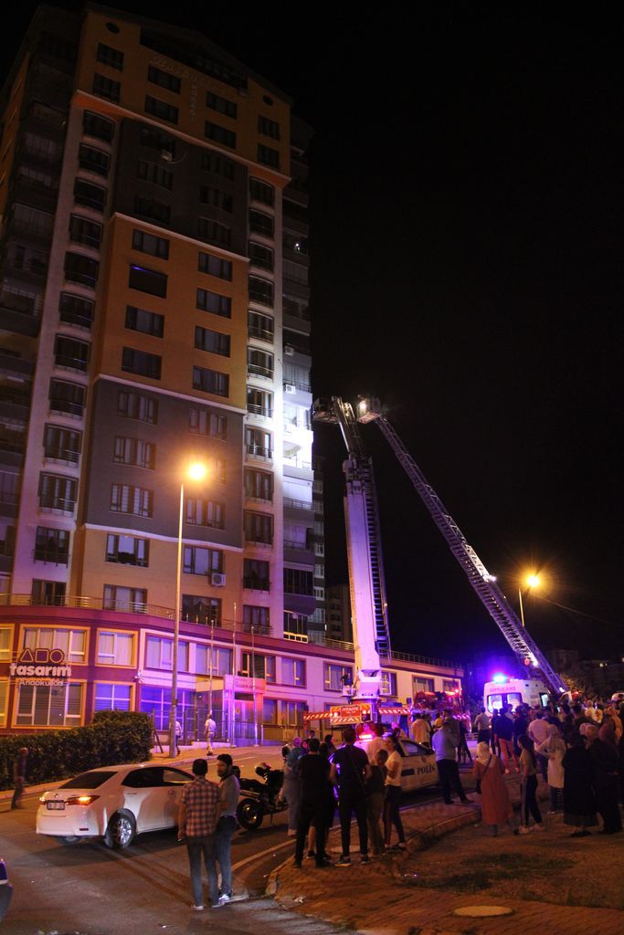Kayseri'de 14 katlı binada yangın! 30 kişi tahliye edildi, 16 kişi hastanelik oldu 7
