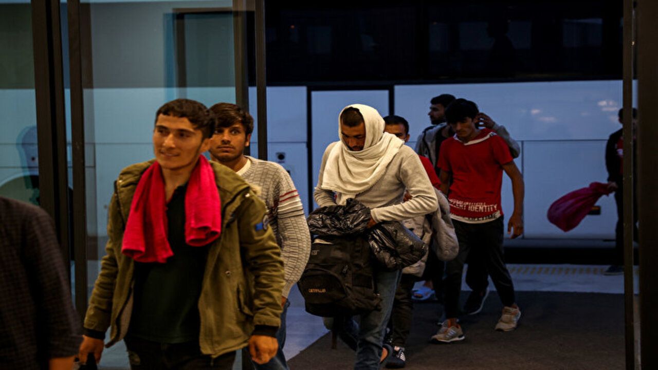 Yasa dışı yollarla ülkemize giren Afganistan uyruklu 131 göçmen sınır dışı edildi! 4