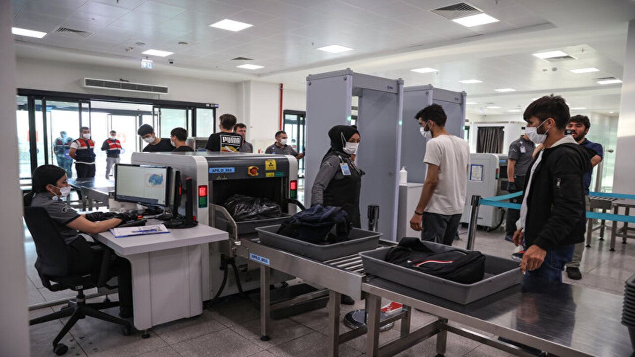 Yasa dışı yollarla ülkemize giren Afganistan uyruklu 131 göçmen sınır dışı edildi! 1